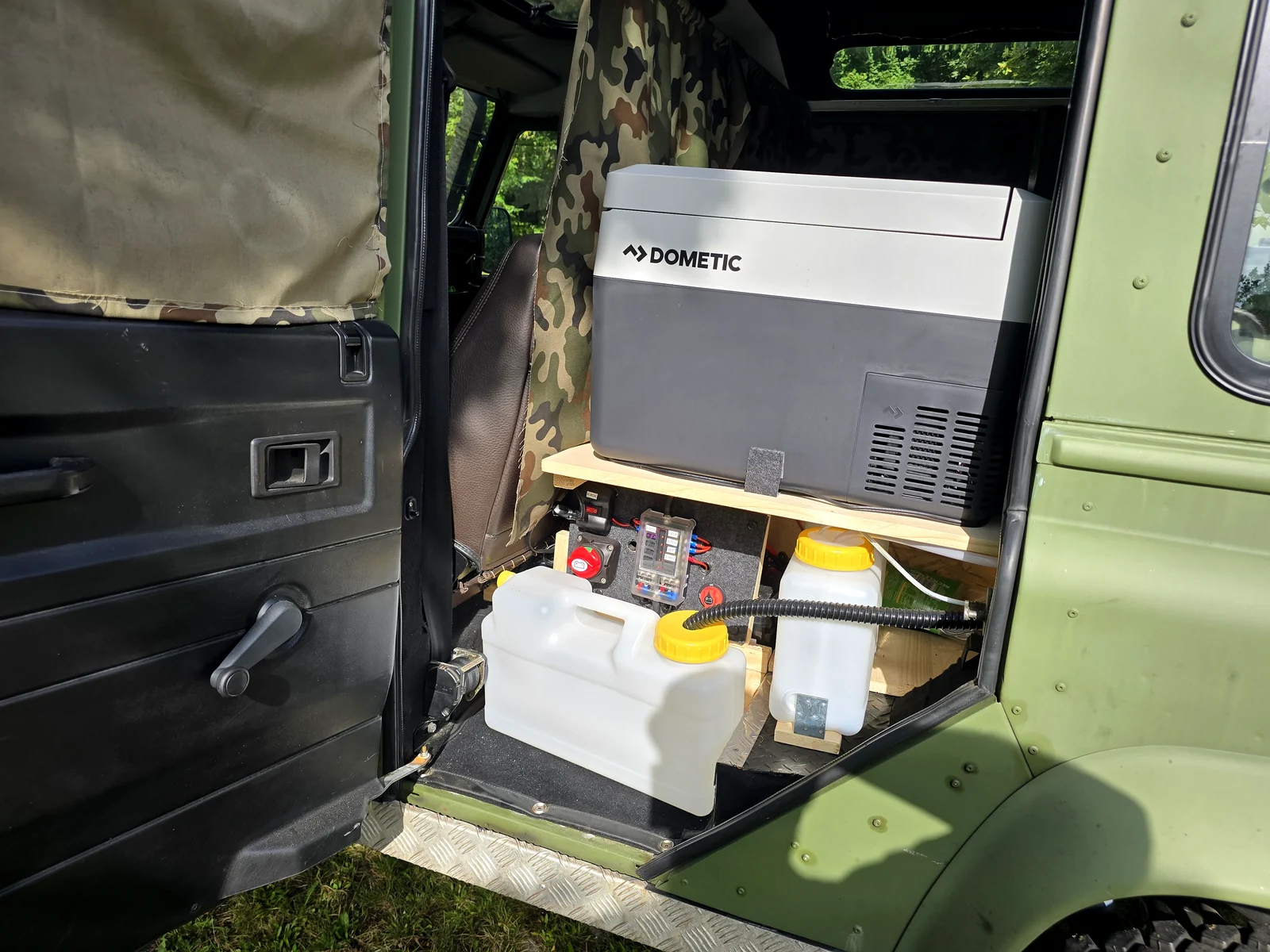 Kompressor-Kühlbox mit Wasser- und 12-Volt-Setup im Defender
