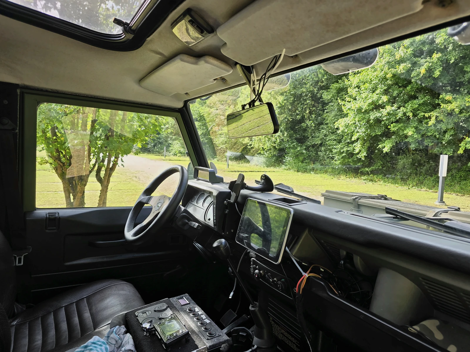 WOLFBOX Mirror-Dashcam im Defender-Cockpit