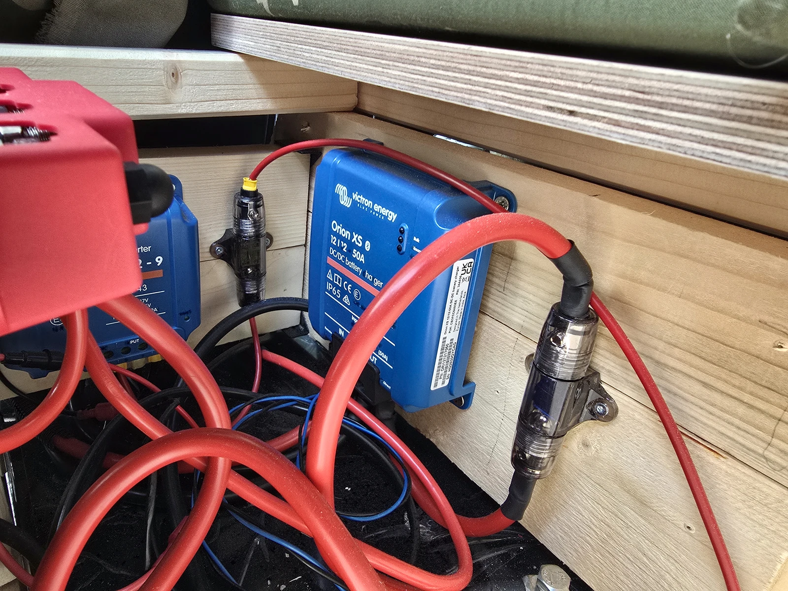 Victron Orion XS 12/12-50A Ladebooster im Defender