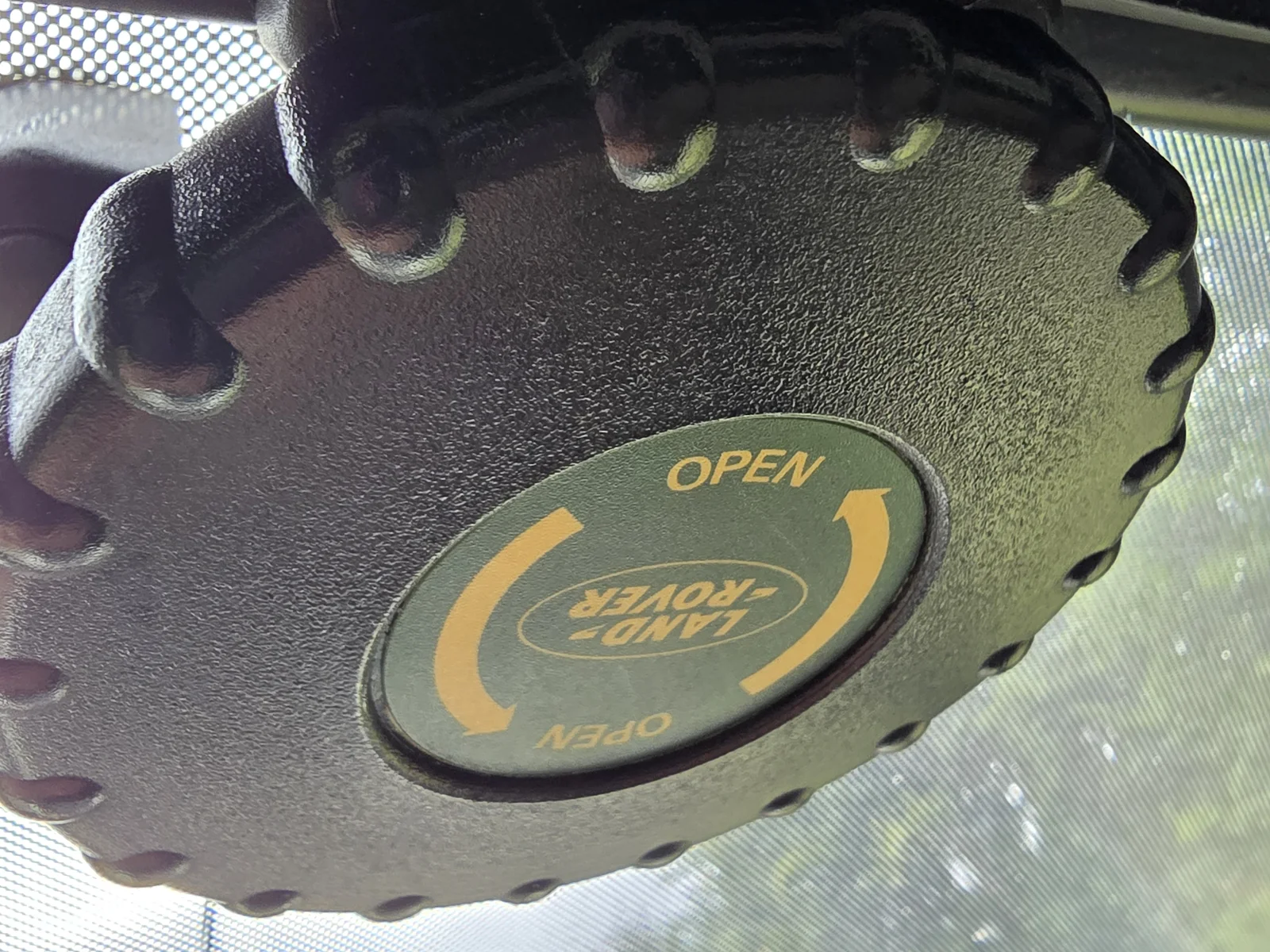 Dachdetail am Defender als Praxisbezug für Hubdach, Kabelwege und Solarintegration