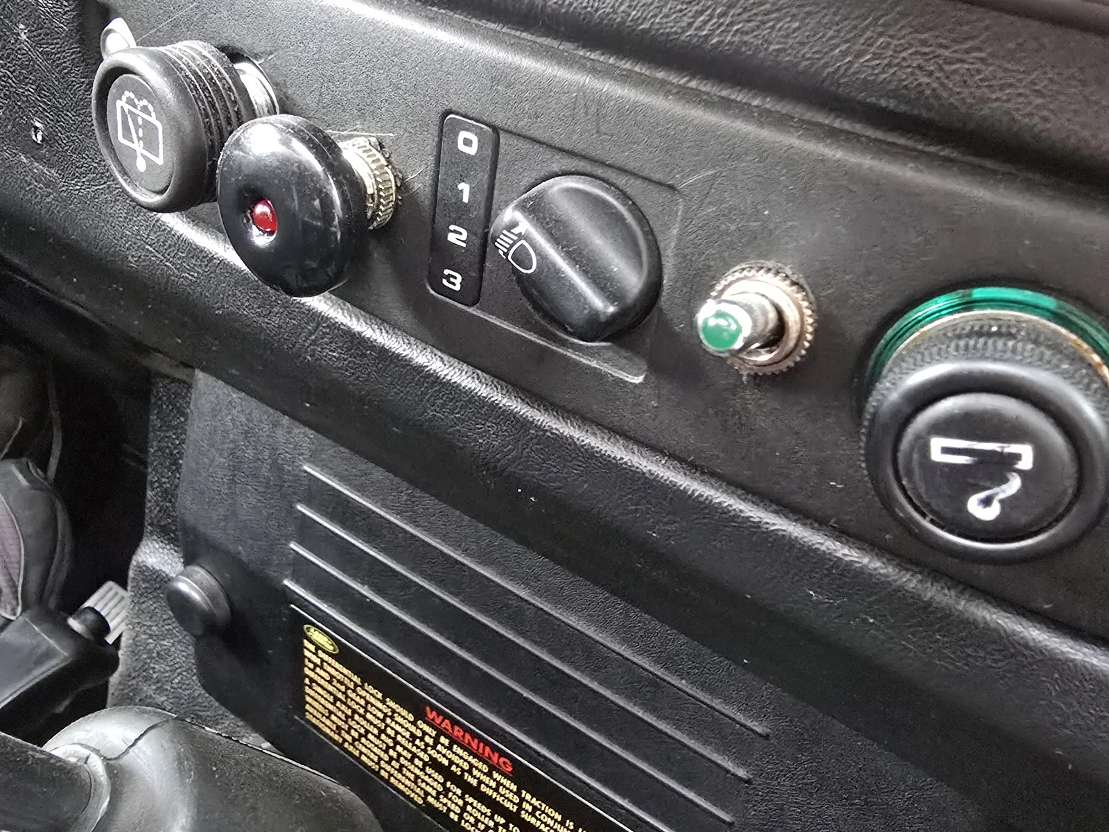 Schalter- und Bedienbereich im Cockpit meines Defender