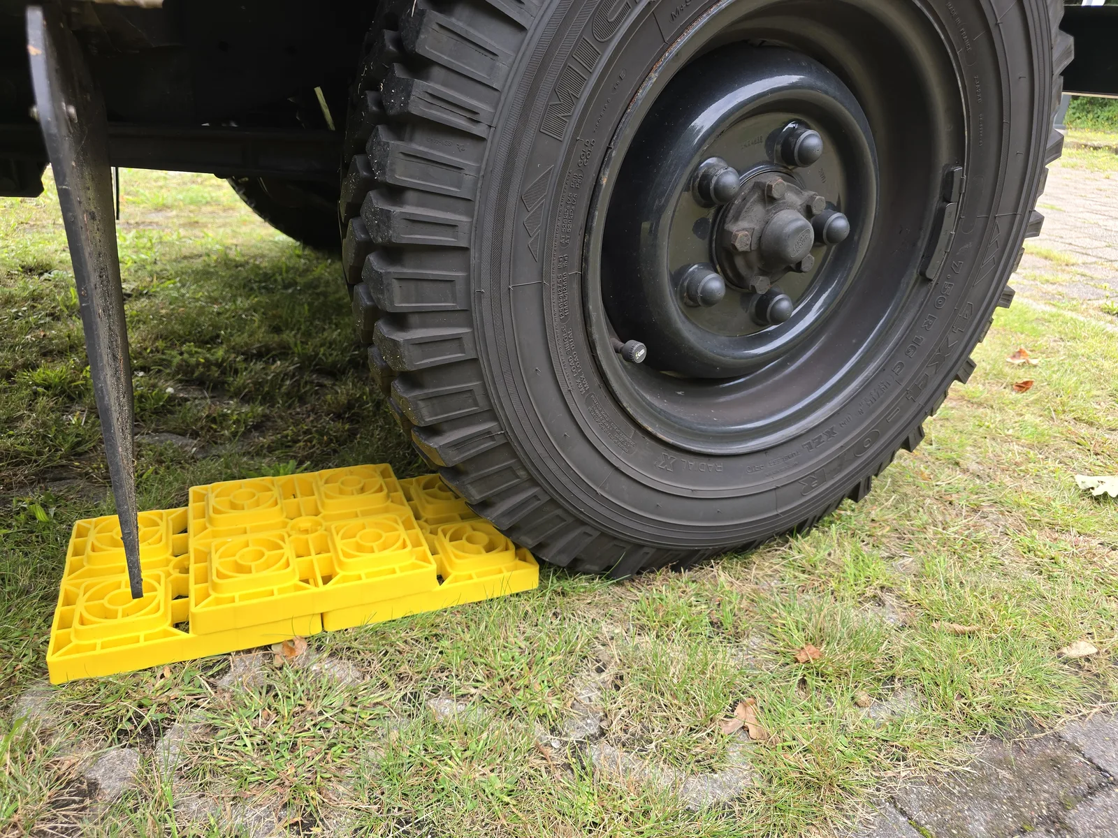 Nivellierhilfe unter dem Rad meines Land Rover Defender