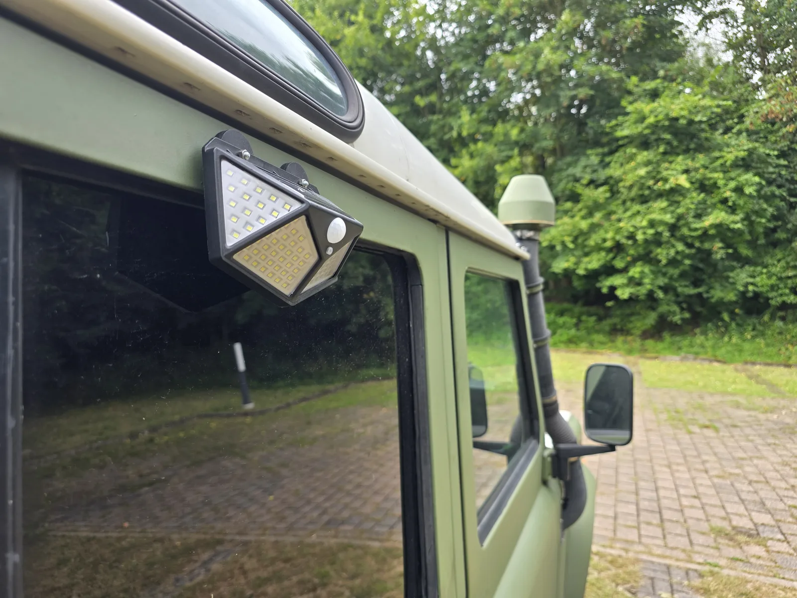 Arbeits- und Umfeldleuchte an der Seite meines Land Rover Defender