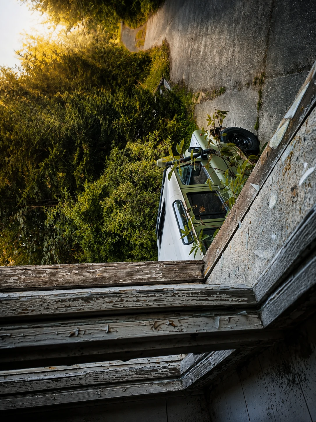 Mein Defender vor einem Lost Place während einer Tour