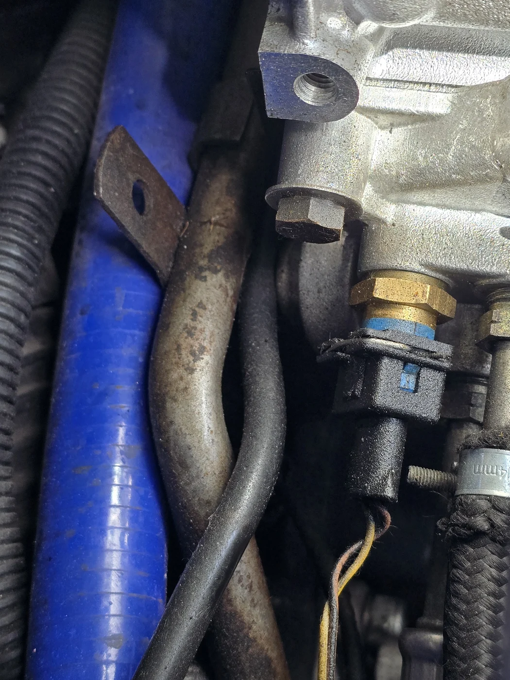 Ölige Verschmutzung an Leitungen und Bauteilen im Motorraum meines Defender TD5