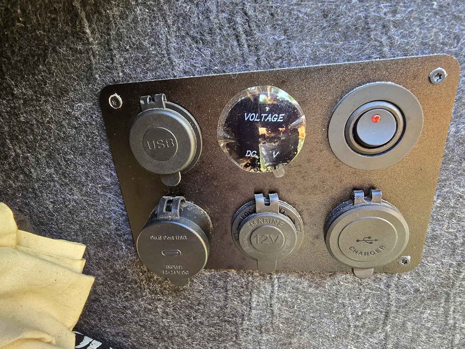Mein Einbaupanel mit USB-C, USB, 12 Volt und Spannungsanzeige