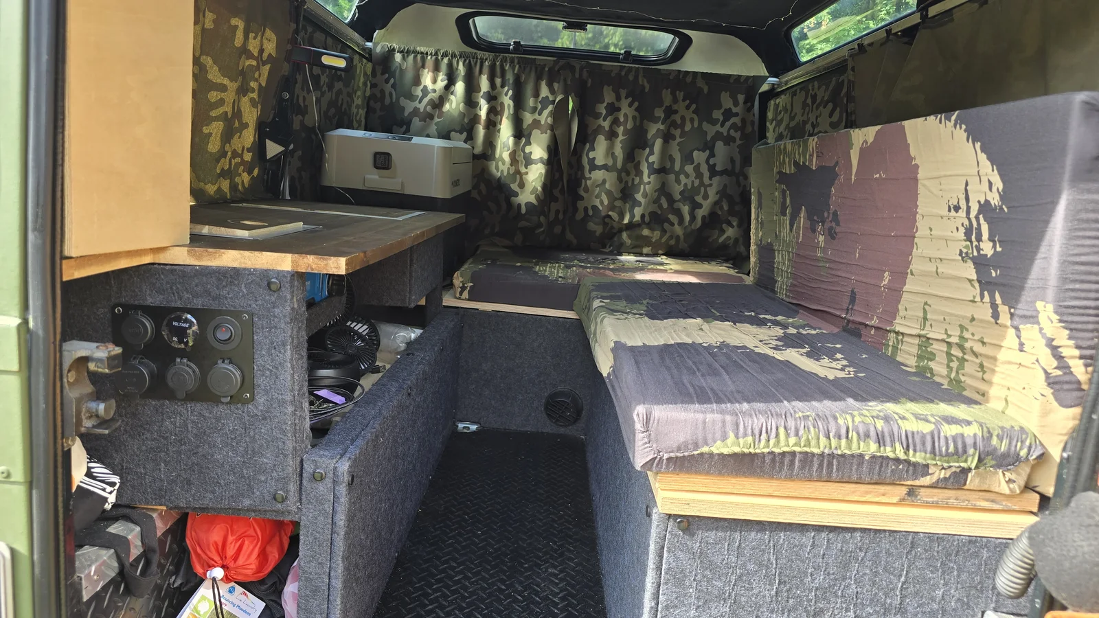 Mein aktueller Schlaf-, Stauraum- und Innenausbau im Land Rover Defender 110 TD5