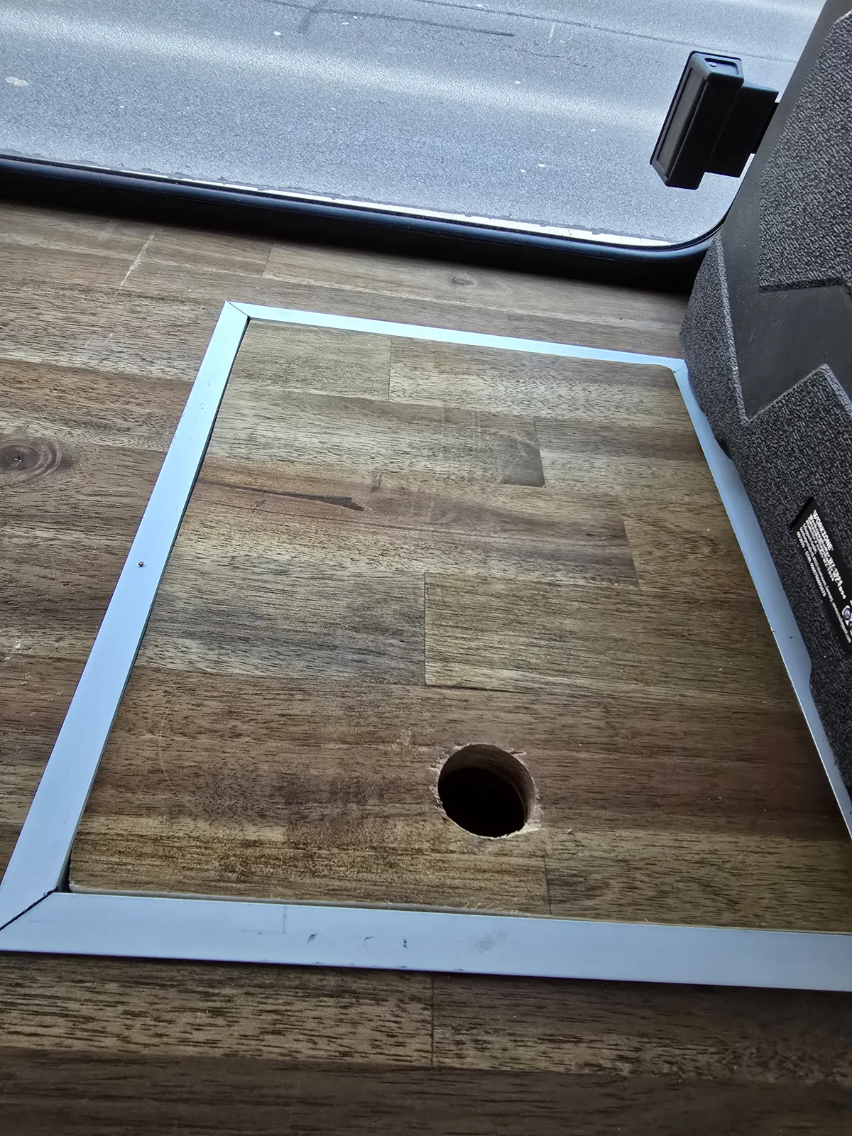 Holzfläche und Abdeckung während des Innenausbaus meines Defender