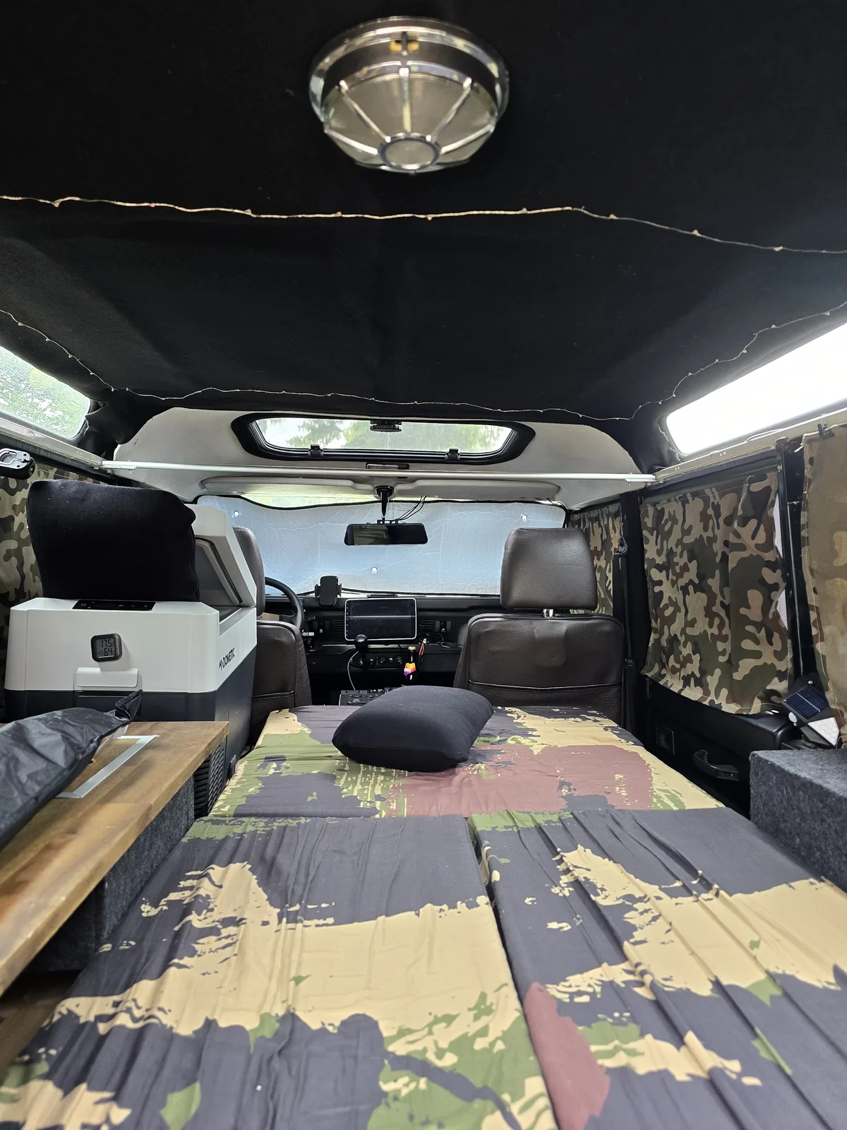 Ausgelegter Schlafplatz in meinem Land Rover Defender 110 TD5