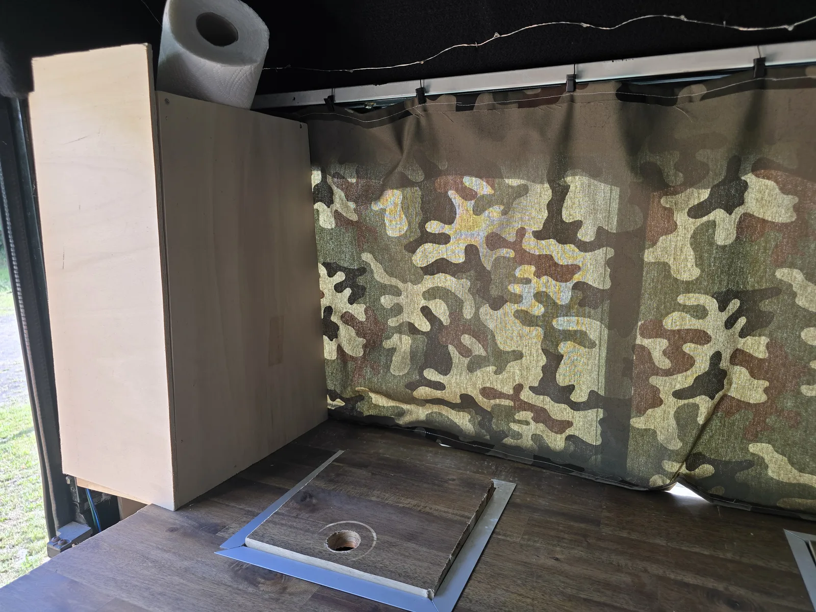 Stauraum- und Möbelbereich mit Camouflage-Verdunkelung im Defender