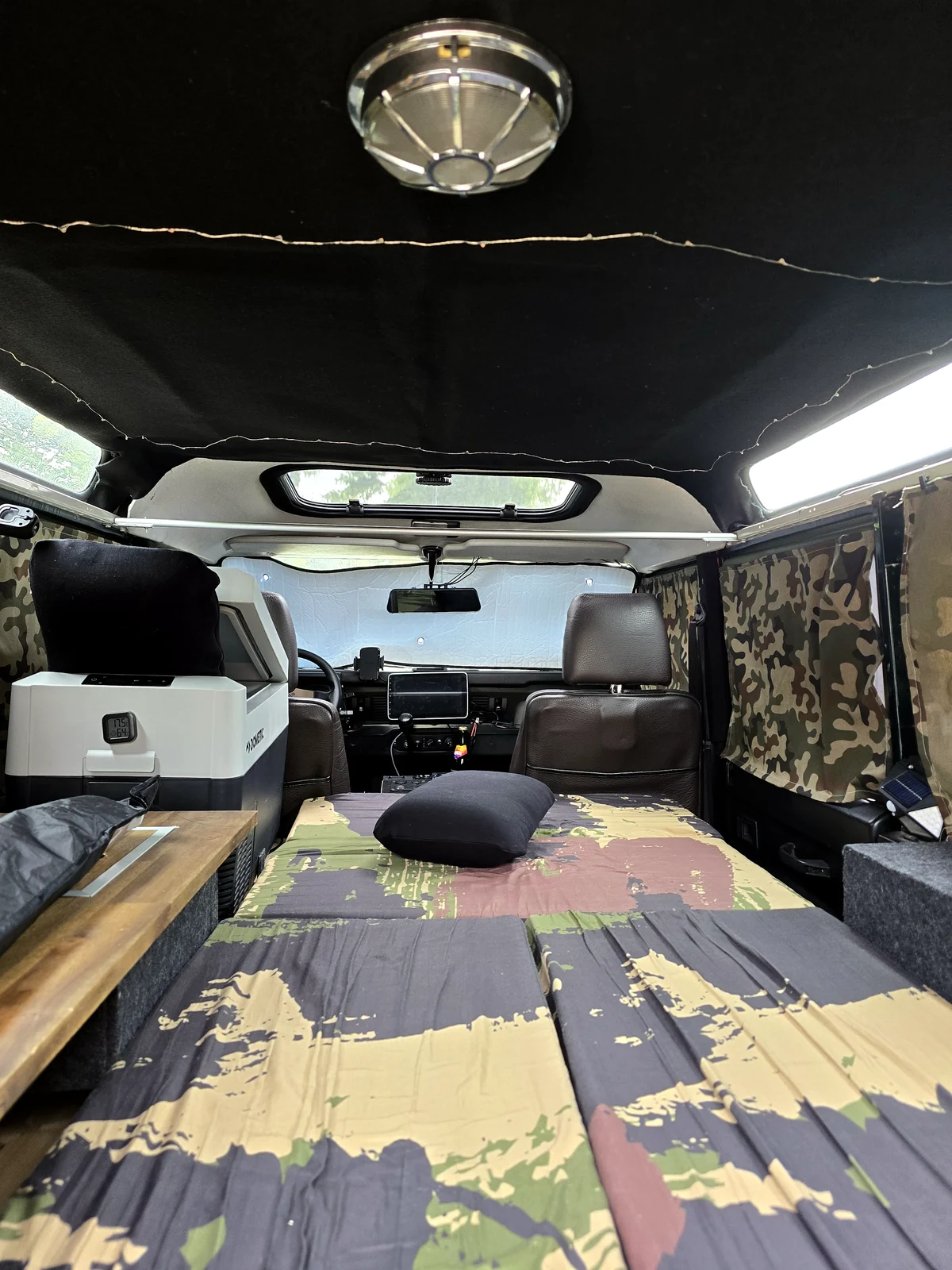 Blick vom Schlafplatz auf die WOLFBOX im Defender