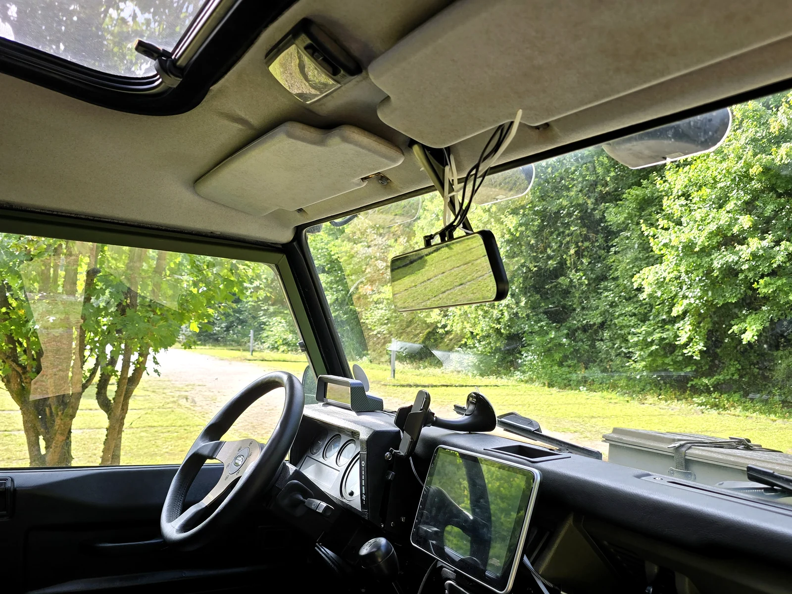 WOLFBOX G900 TriPro im Cockpit meines Land Rover Defender 110 TD5