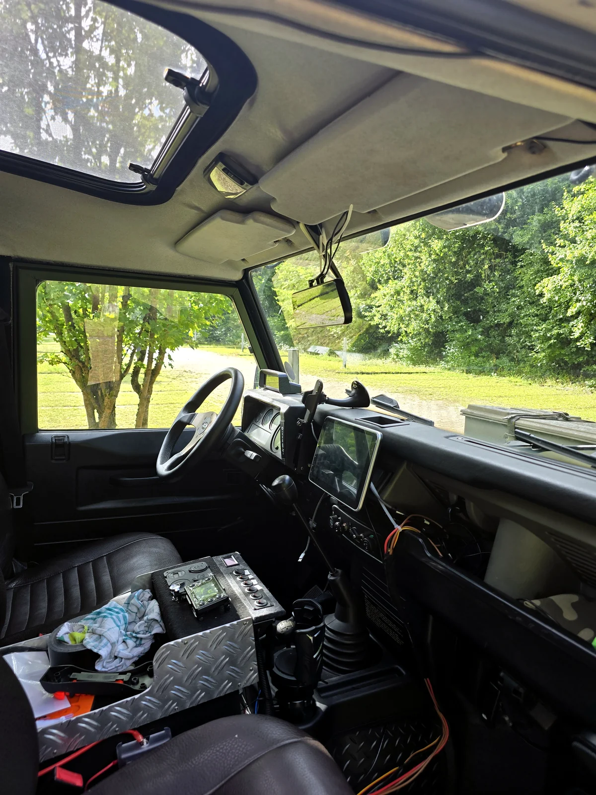 Reale Dashcam-Installation im Defender als Beispiel für Aufzeichnung im Straßenverkehr
