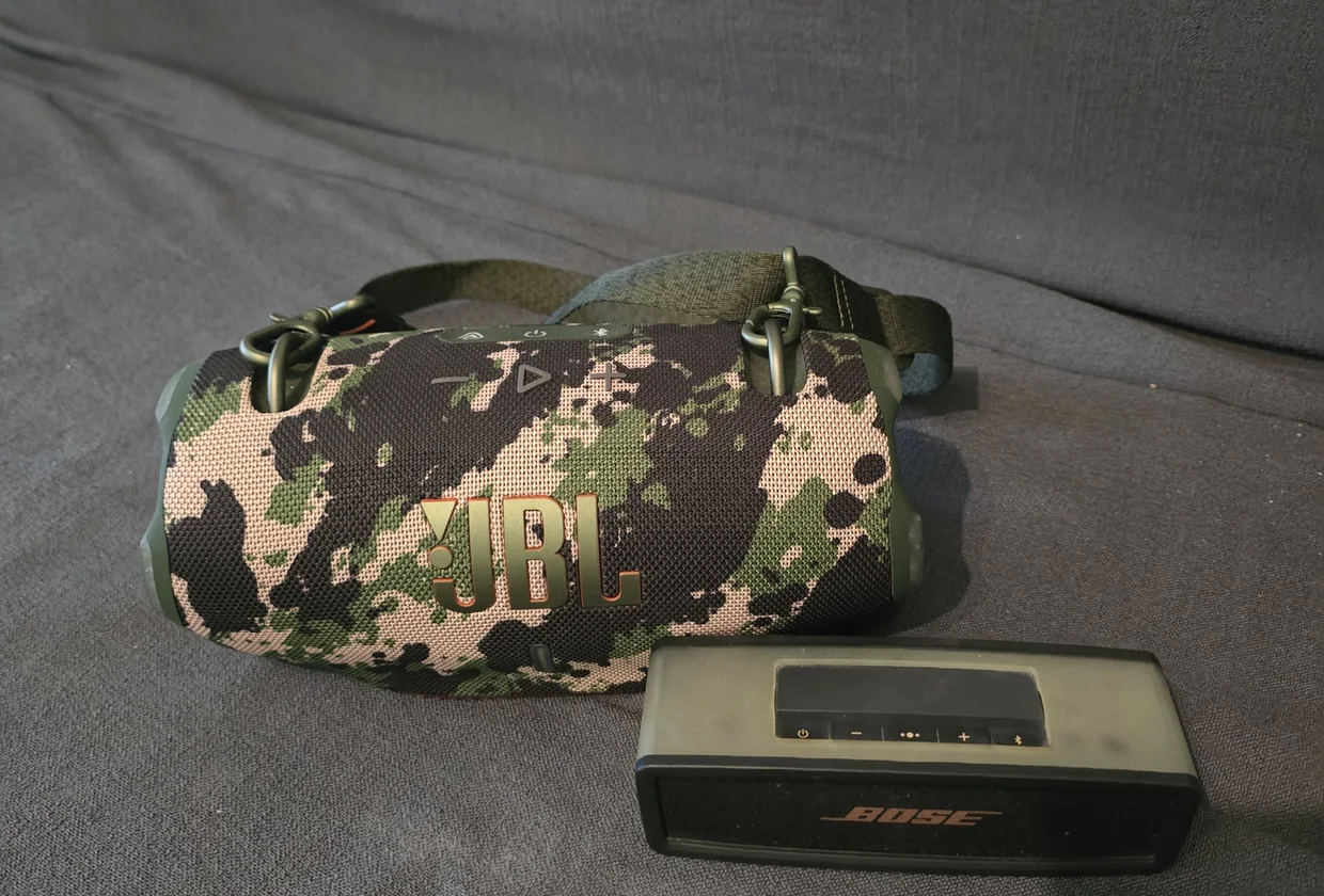 JBL- und Bose-Lautsprecher aus meinem Outdoor-Setup