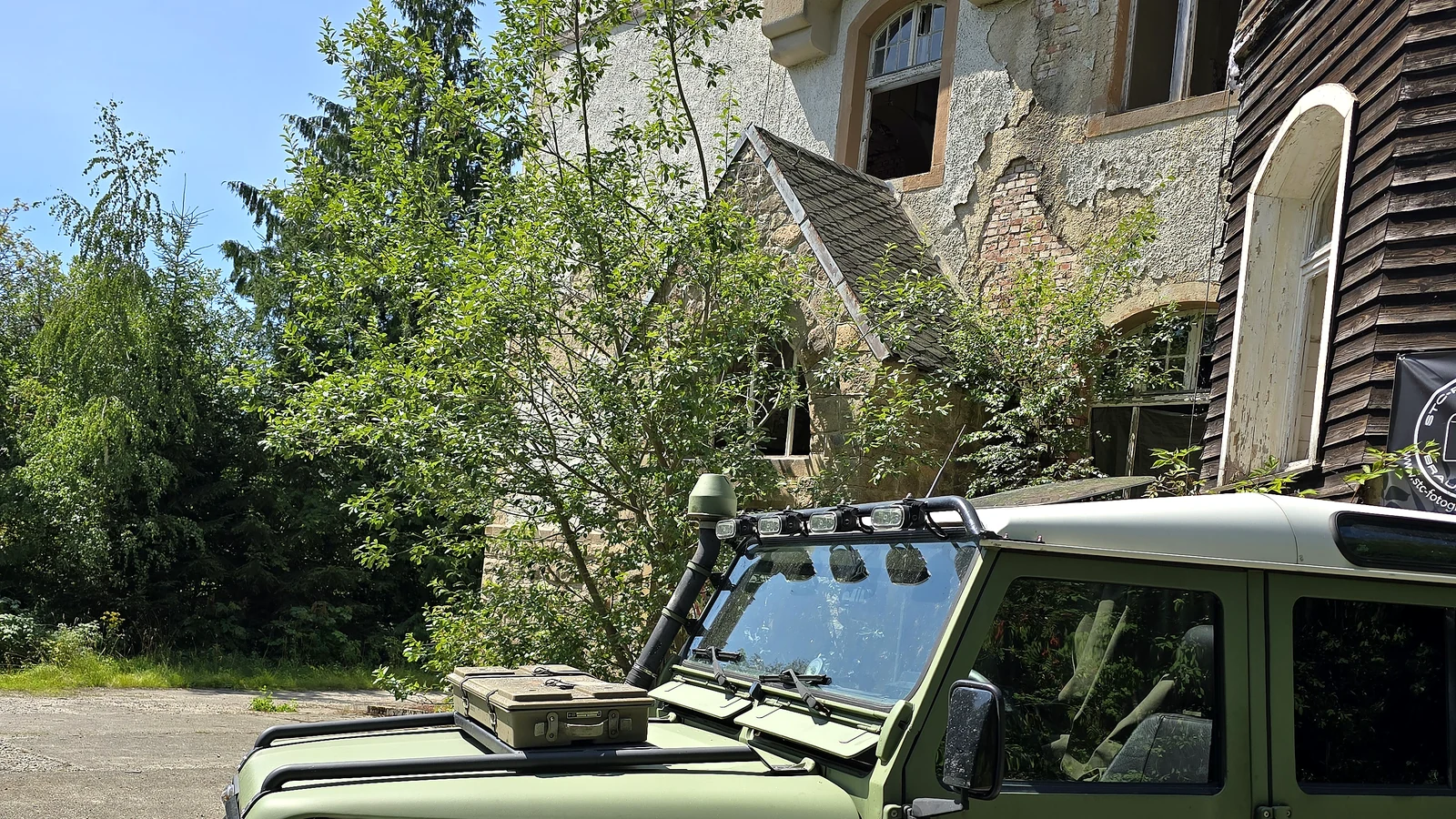 Mein Defender vor einem verlassenen Gebäudekomplex auf einem Roadtrip