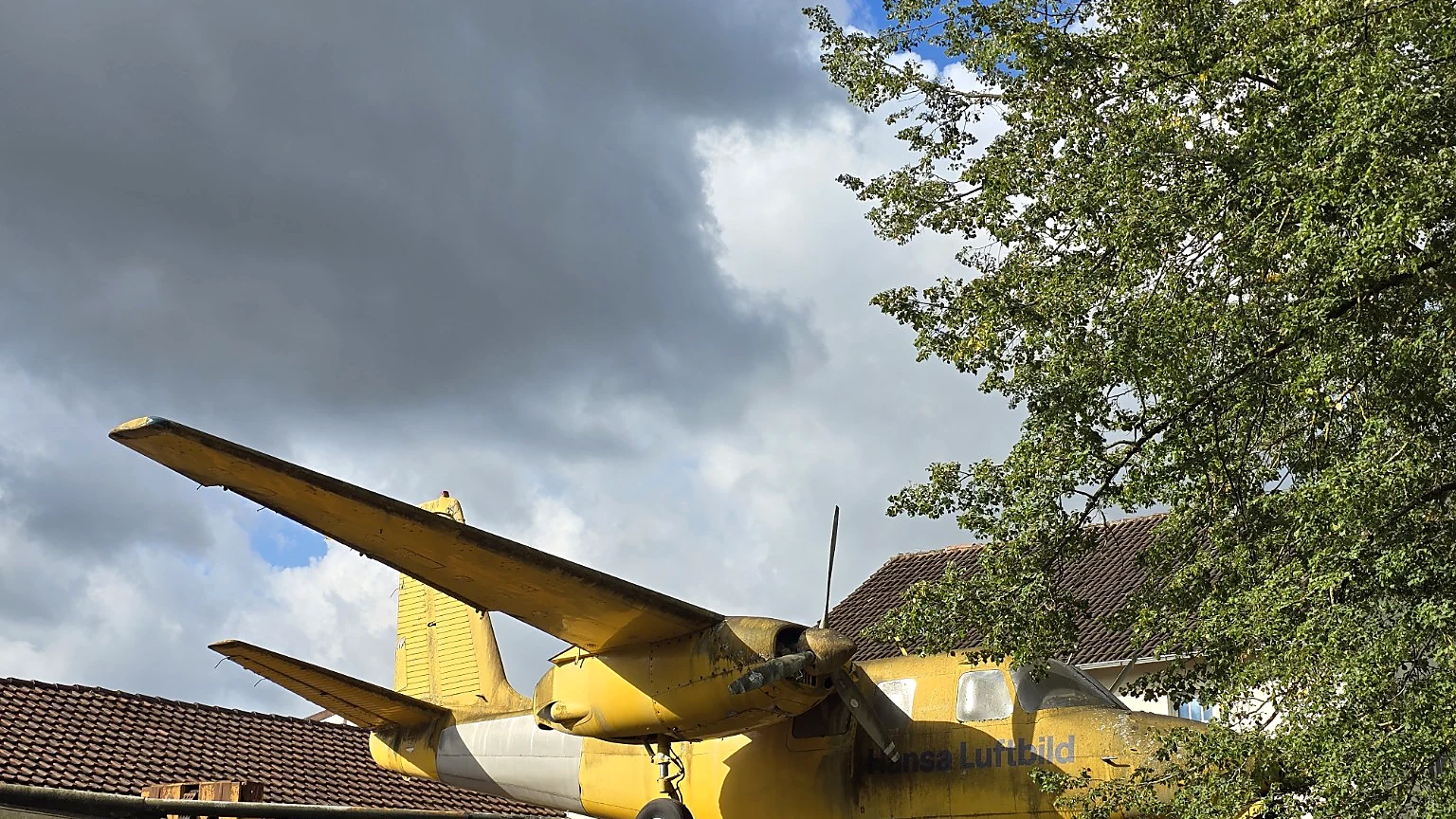 Gelbe Aero Commander von Hansa Luftbild am ehemaligen Motor Technica Museum in Bad Oeynhausen