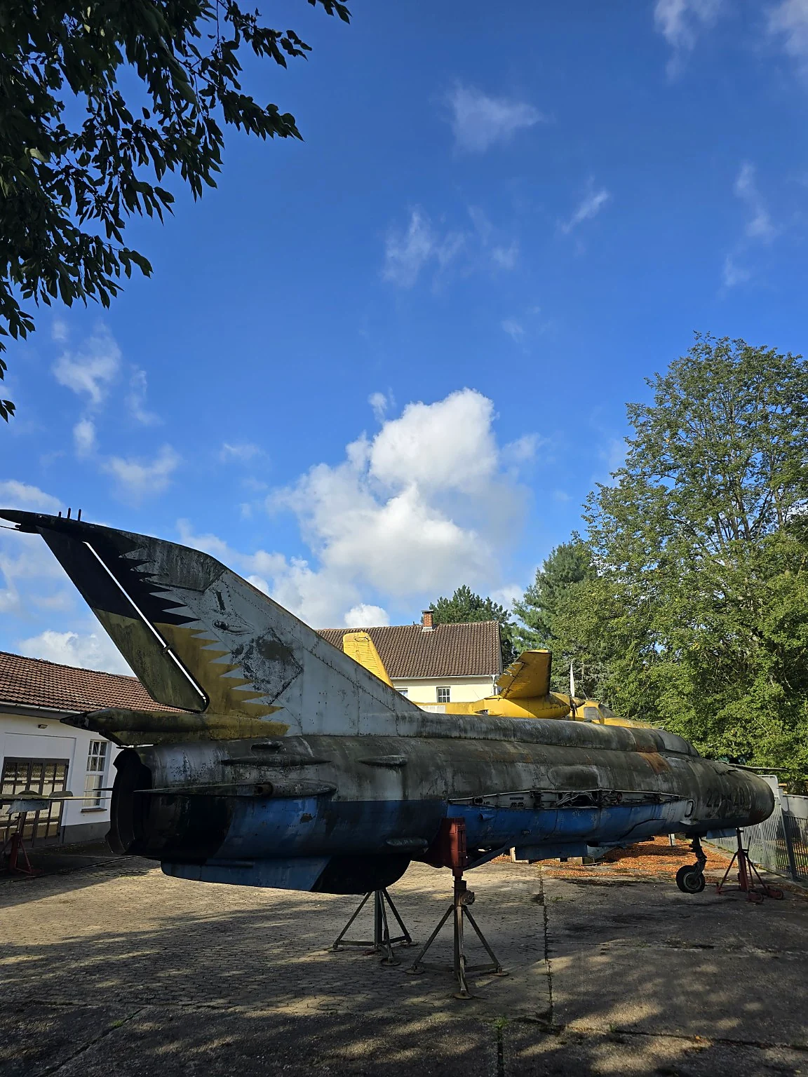 Verwitterte MiG-21 auf Böcken am ehemaligen Motor Technica Museum